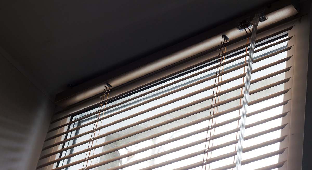 Se insta a los hogares españoles a cerrar cortinas y persianas a partir del fin de semana: este es el motivo