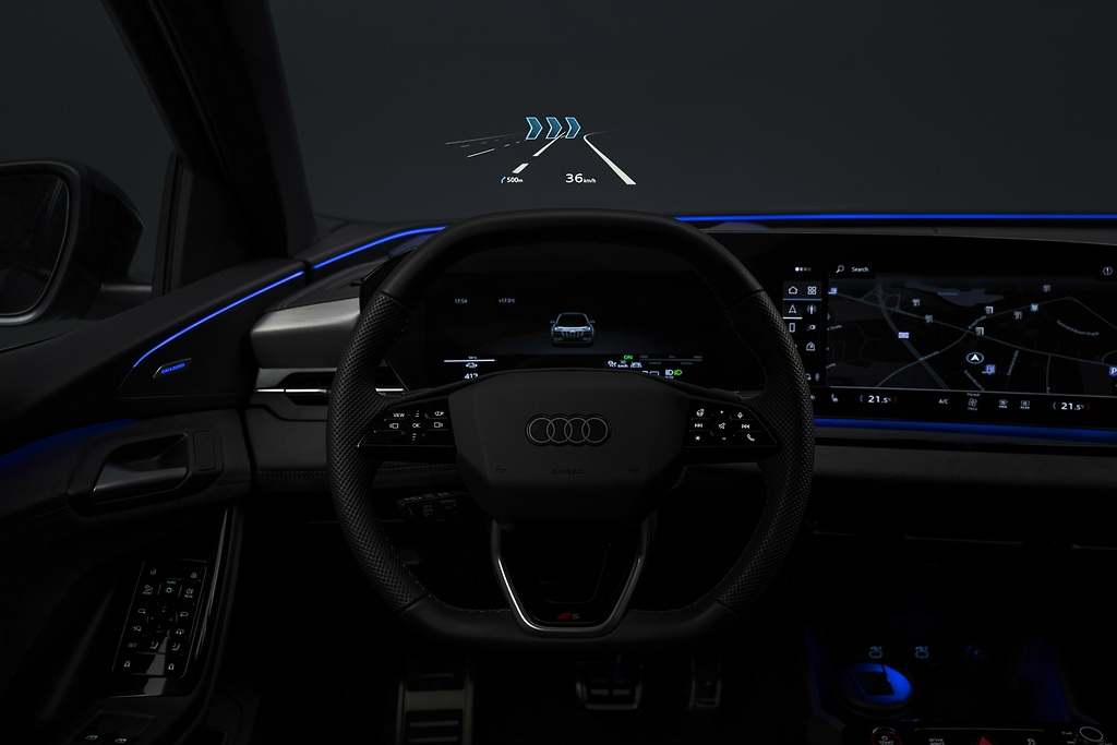 Audi Q6 e-tron. Delante del conductor, la opción del head-up display, con funciones de realidad aumentada, proporciona las informaciones más destacadas, incluidas las de la navegación.