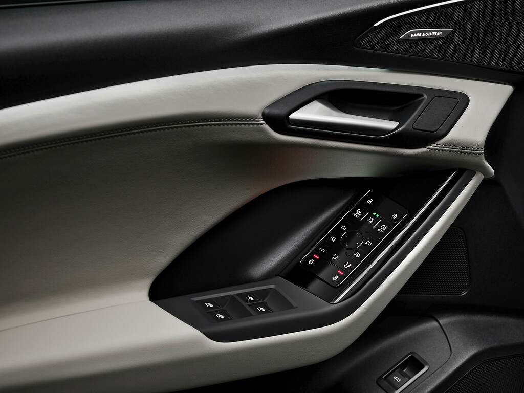 Audi Q6 e-tron. En la puerta del piloto se ubican las funciones más recurrentes para comodidad del conductor..