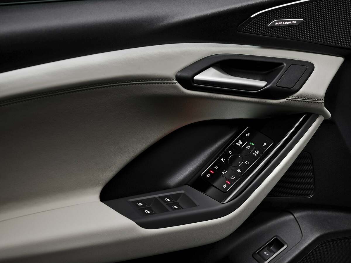 Audi Q6 e-tron. En la puerta del piloto se ubican las funciones más recurrentes para comodidad del conductor..