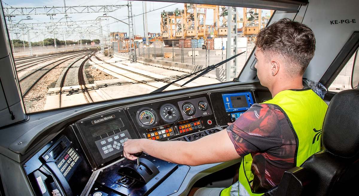 Pidió el traslado de Cartagena a Madrid para cuidar a sus hijos y Renfe se negó: la justicia ordena ahora una indemnización de 7.500 euros