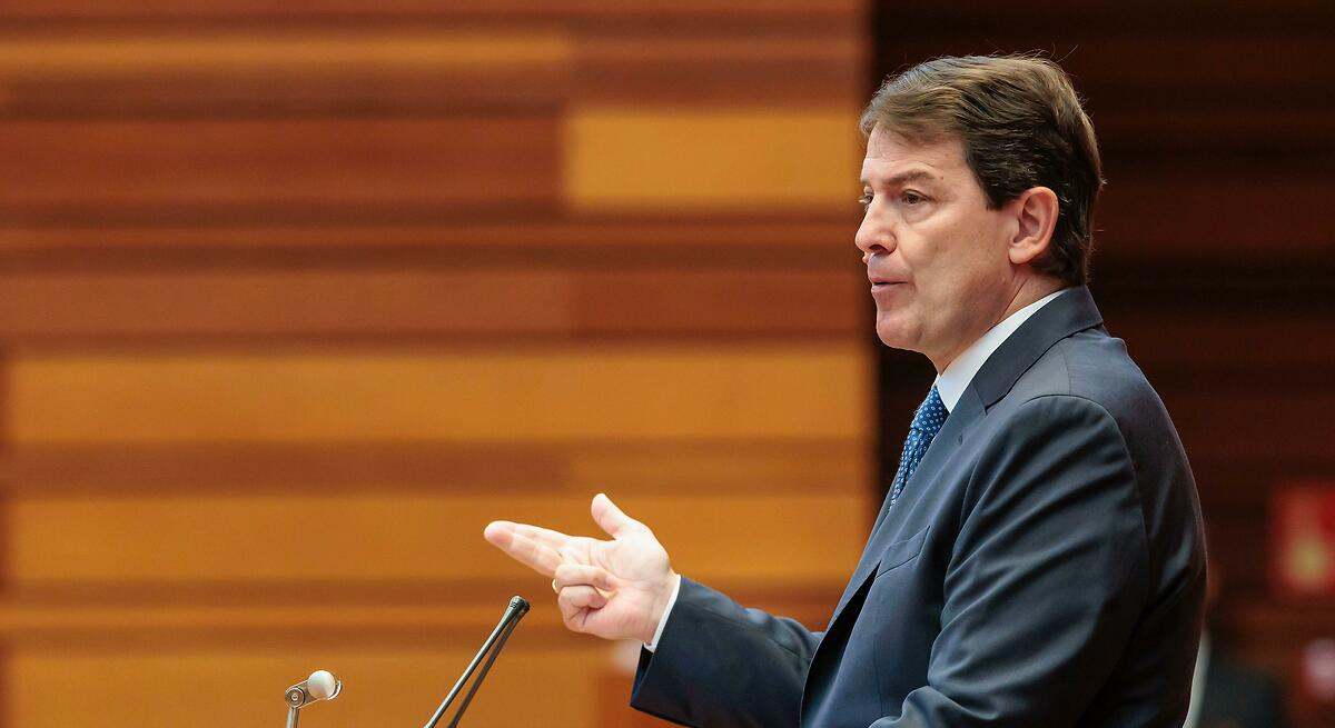 Mañueco amenaza con recurrir en los tribunales posibles medidas fiscales que "rompan" la "igualdad" entre Comunidades