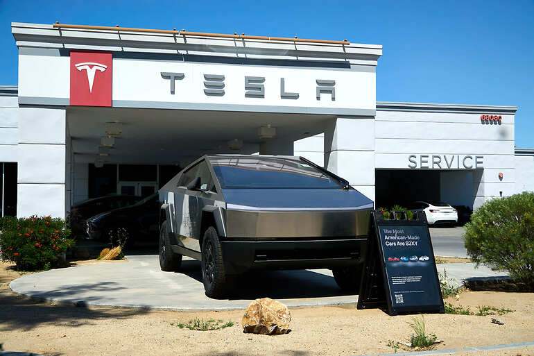 Tesla Cybertruck aparcado en un concesionario Tesla