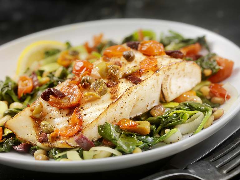 Plato de pescado con verdura