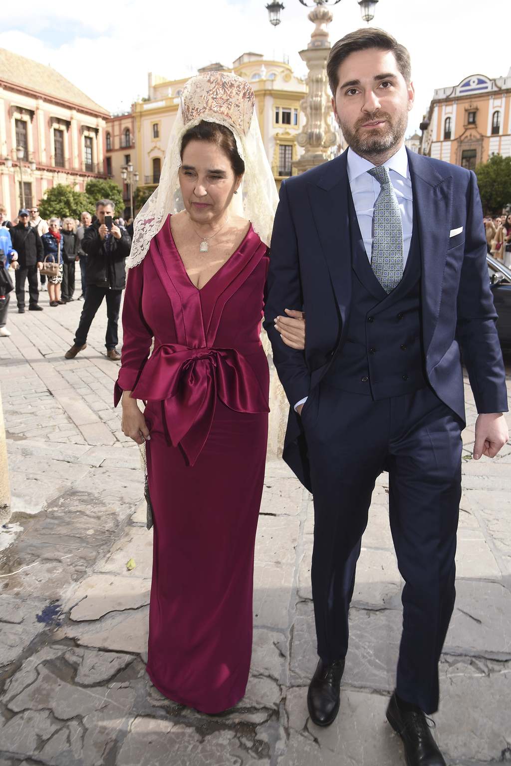 El traje del novio y el elegante dos piezas de la madrina