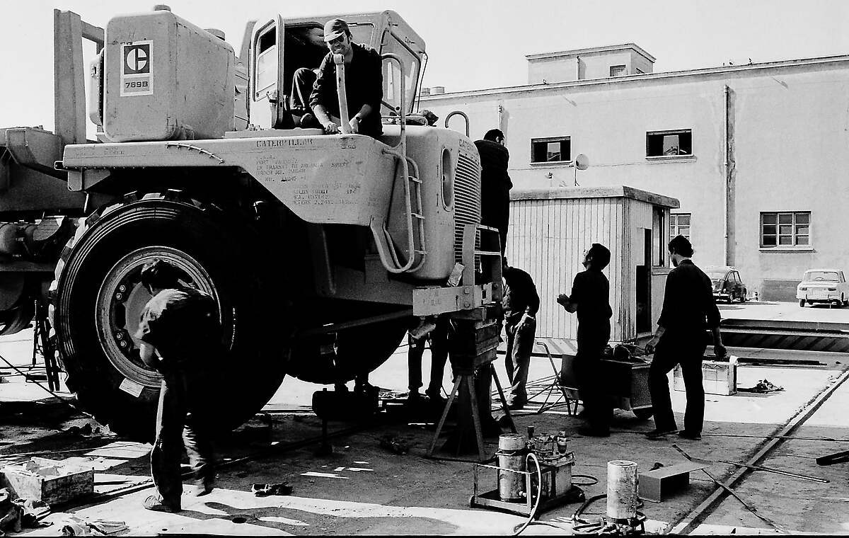 Los vehículos se montaban en Almería tras llegar por el puerto y eran transportados conduciéndolos hasta el CEMA. Año 1974