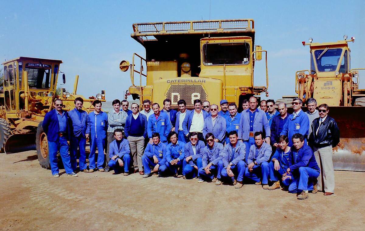 El equipo que construyó la pista 27 en mayo de 1988