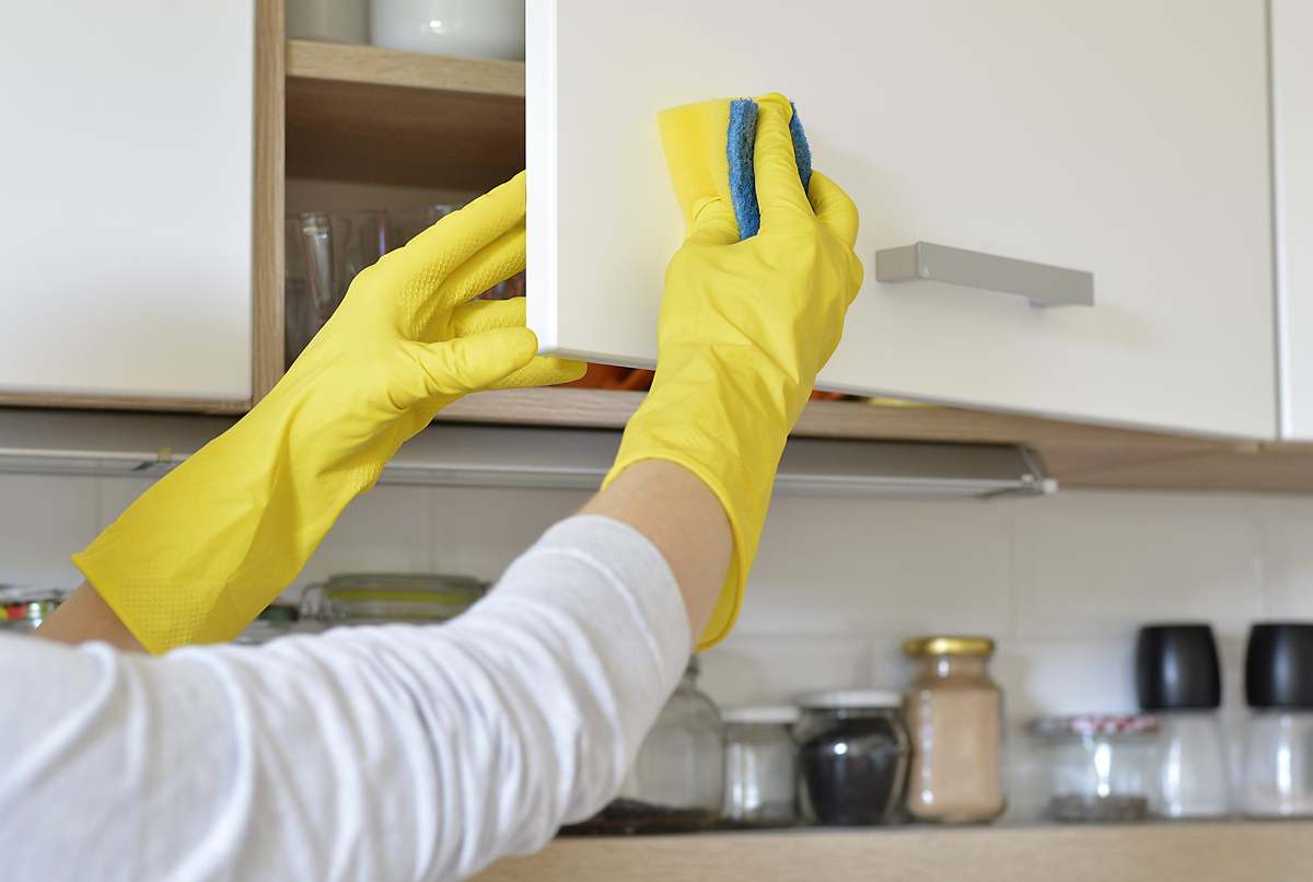 Este es el 'truco mágico' casero para limpiar la grasa de los muebles de la cocina, fácil y en pocos minutos