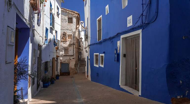 Casas blancas y azules en las calles del barrio musulmán de Benacacira en el precioso pueblo de Chelva en un día soleado, Valencia, España