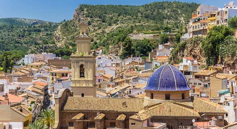 Antigua iglesia con cúpula azul en el centro histórico de Buñol, España