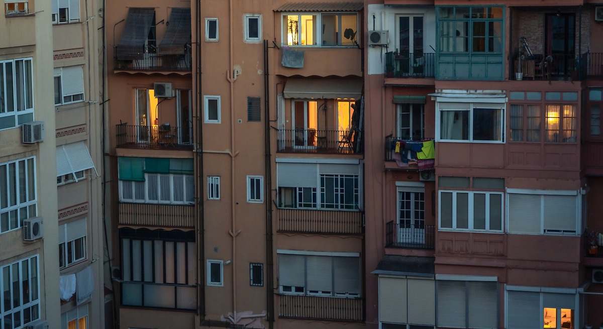 Se insta a los hogares españoles a cerrar cortinas y persianas a partir del esta hora:  Es difícil precisar el final de este episodio 
