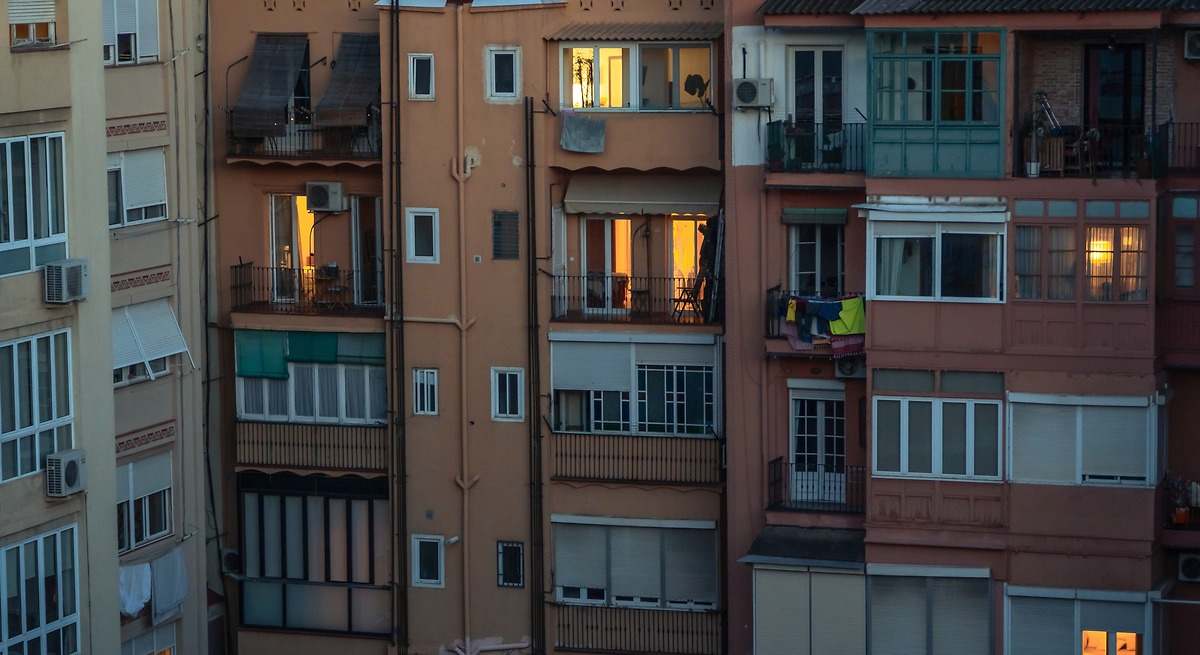 Se insta a los hogares españoles a cerrar cortinas y persianas a partir de este día: el aviso se extiende a gran parte del país