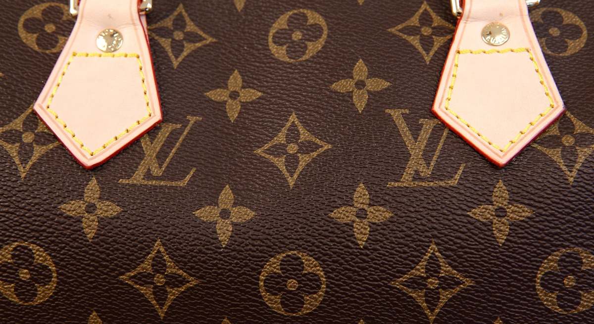 Un hombre compra un bolso de segunda mano por 15 euros y su valor se multiplica por 100: "Tenía el tamaño perfecto"