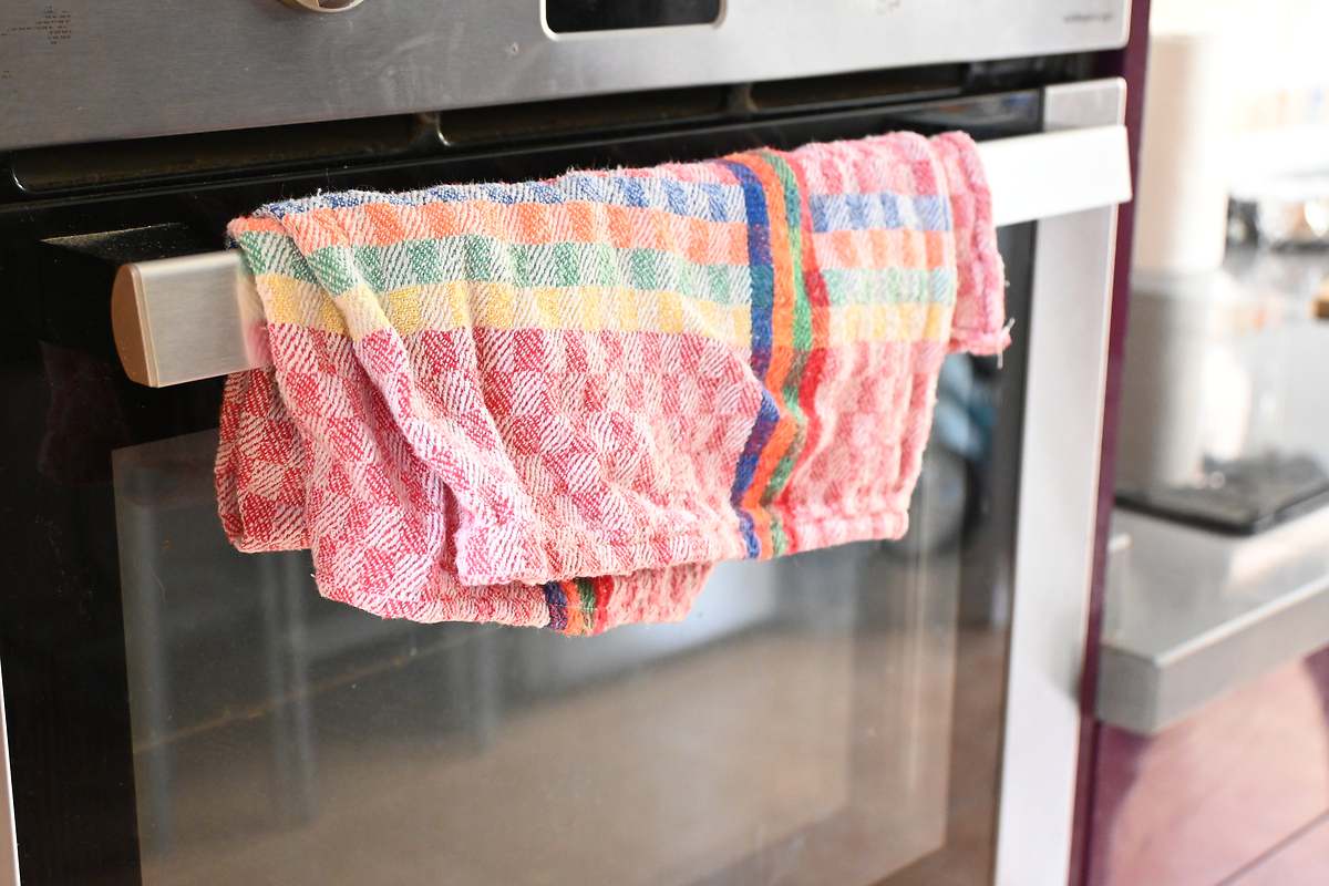 No cuelgues los paños de cocina en la puerta del horno: esta es la moderna tendencia para una mayor higiene