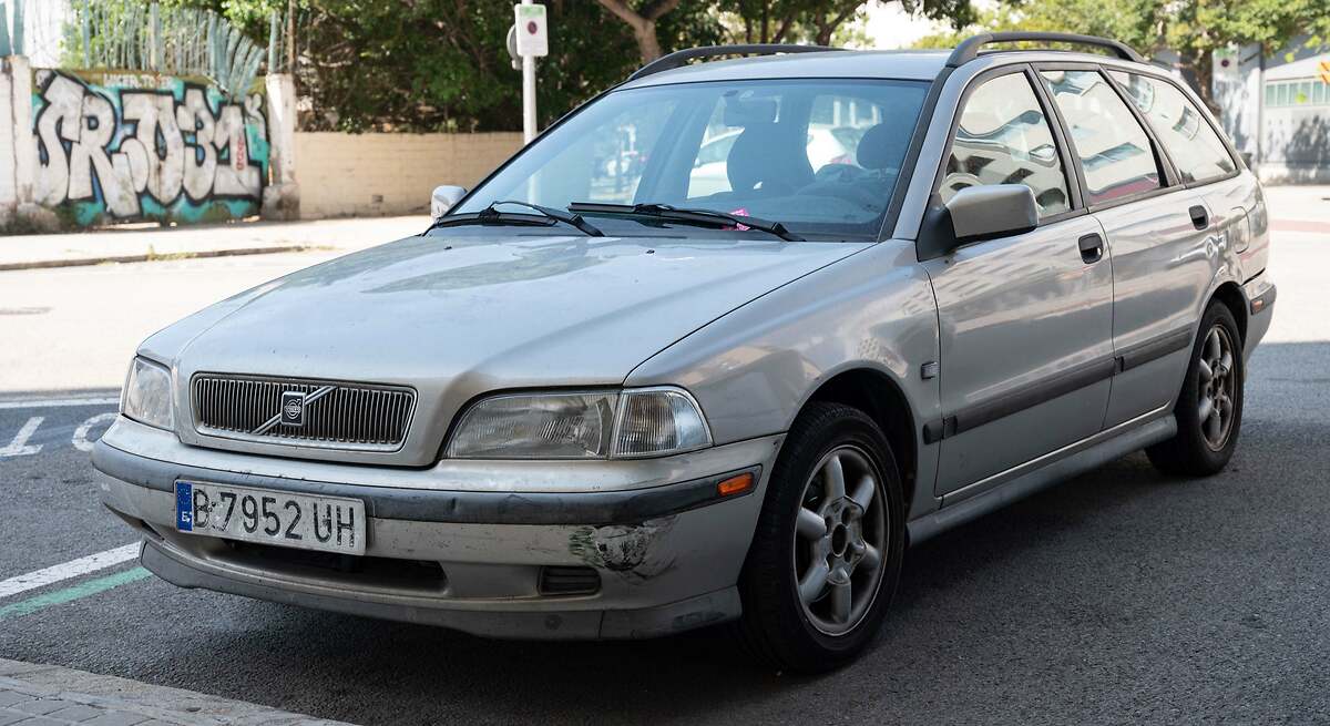 Siete cosas que muchas familias de clase media-baja ponen en su coche y que jamás llevaría la clase alta