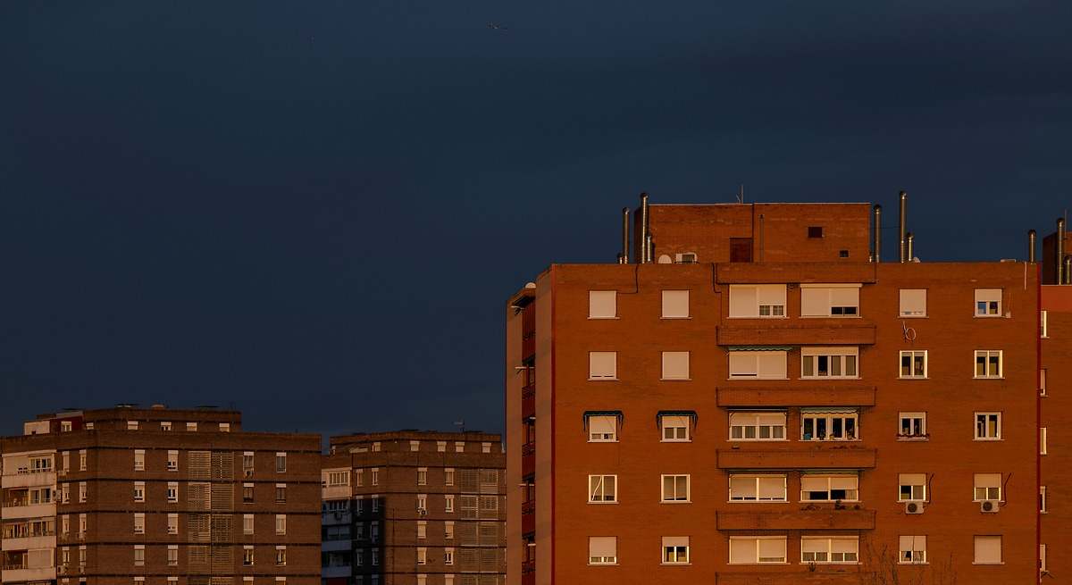 Se insta a los hogares españoles a tender la ropa dentro de casa a partir de esta hora: la inestabilidad activa las alertas esta tarde