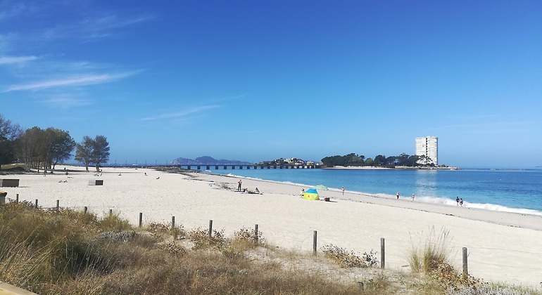 Playa del Vao con dunas y aguas azules