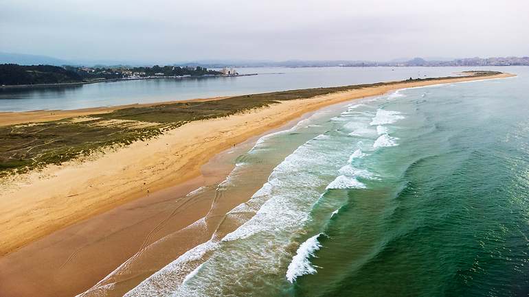 Vista aérea de las Dunas del Puntal. Somo, Cantabria