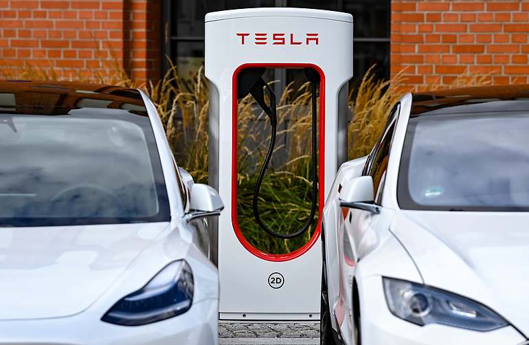 Dos Tesla aparcados mientras cargan