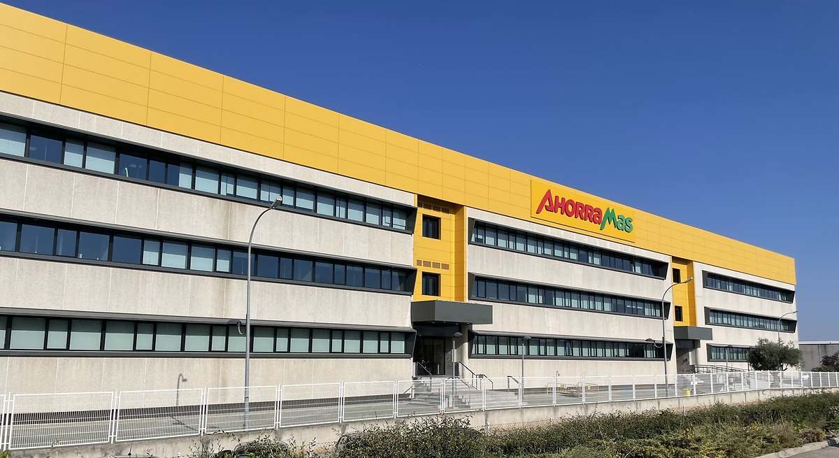 Ahorramas refuerza su logística con la compra de la empresa de transportes Transvelilla