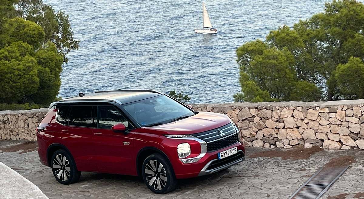 Probamos el Mitsubishi Outlander PHEV 2025: un SUV híbrido enchufable muy completo con el que da gusto viajar