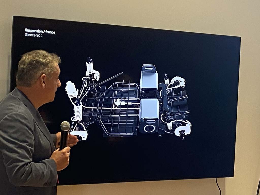 Silence 04. Las dos baterías, de 5,6 kWh de capacidad cada una de ellas,  se ubican en el centro del modelo. El "nanocar" se puede elegir con 1 o con 2 baterías.