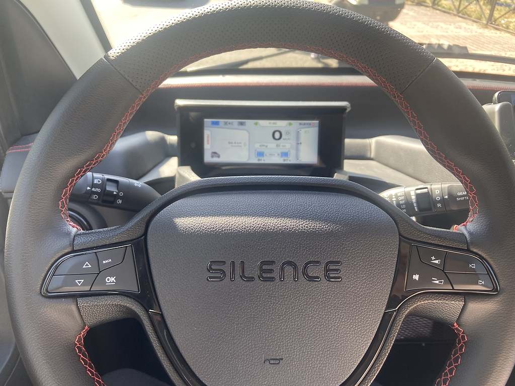 Silence 04. Cuadro de instrumentos donde con los datos de la velocidad y la carga de cada una de las baterías.