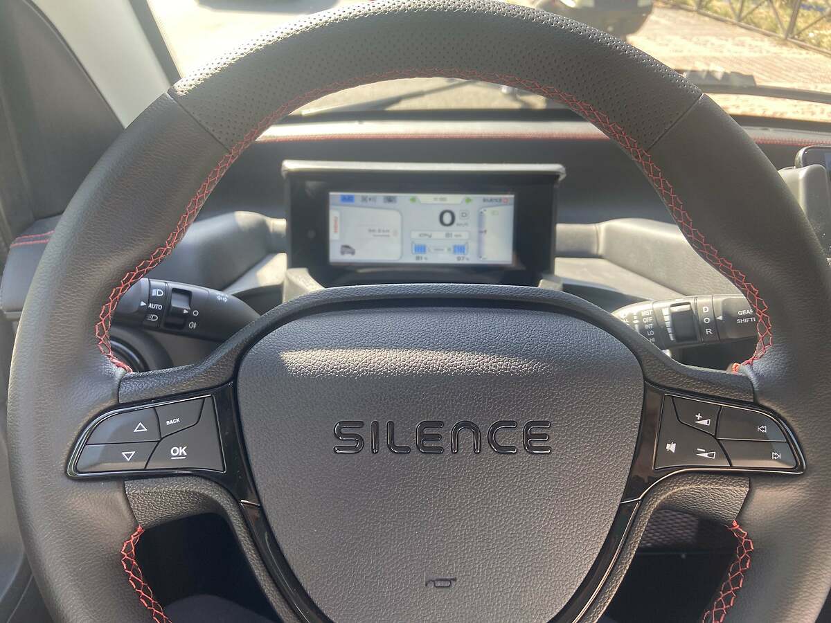 Silence 04. Cuadro de instrumentos donde con los datos de la velocidad y la carga de cada una de las baterías.