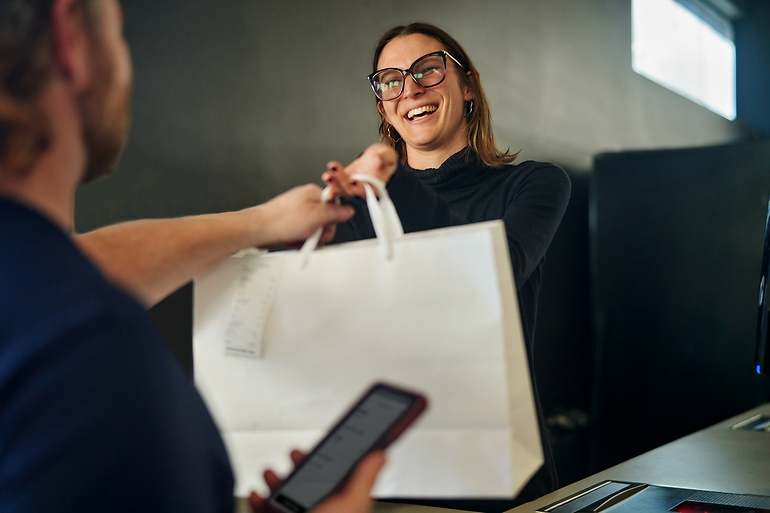 una persona realiza un pedido por uber direct