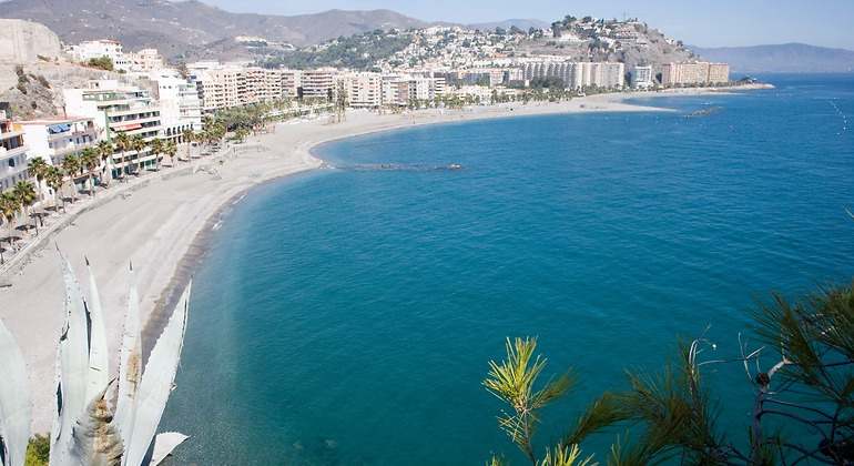 La parte de la costa tropical con su paseo marítimo a un lado y el mar al otro