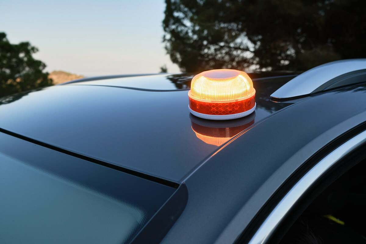 Descubre cómo conseguir gratis la luz de emergencia V-16 conectada y homologada que será obligatoria en todos los coches a partir de 2026