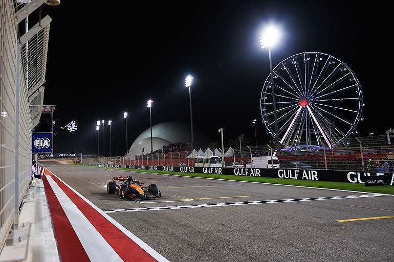 Oscar Piastri cruzado línea de meta en el GP de Bahréin 2025