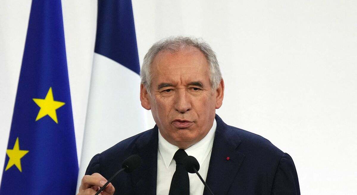 Bayrou carga contra los 'boomers' por disparar la deuda de Francia para su "confort" sacrificando a la juventud del país