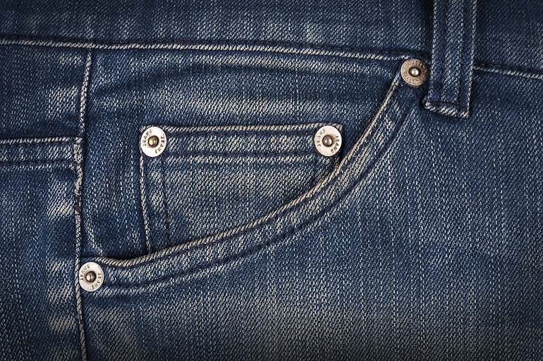 Tachuelas metálicas en los vaqueros. / Foto: iStock