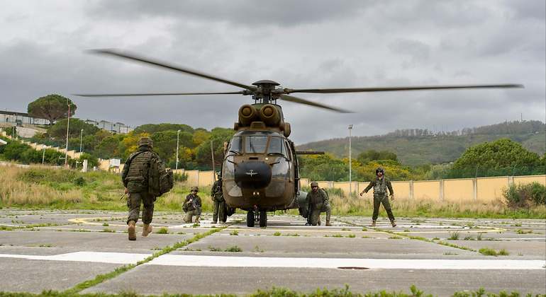 Varios militares se suben a un helicóptero en Ceuta durante un ejercicio en 2024. Europa Press