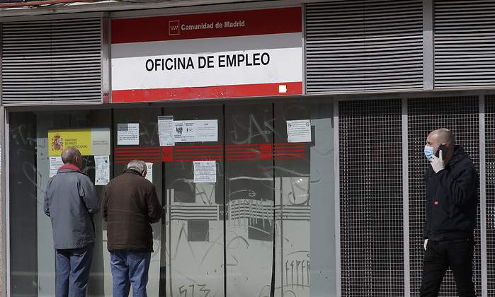 EuropaPress_2720305_dos_ancianos_leen_carteles_oficina_empleo_cerrada_primer_dia_laborable.jpg