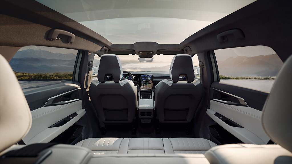Renault Espace 2025. El techo de cristal Solarbay ahora llega a Espace: limita al máximo el efecto invernadero en el habitáculo cuando hace calor y el efecto carámbano cuando hace frío.