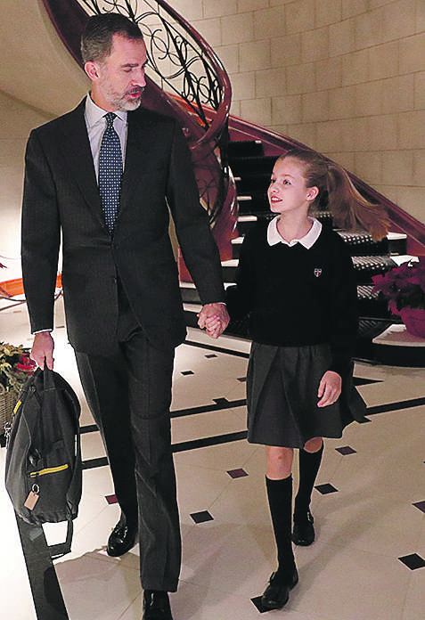Camino del colegio con sus hijas