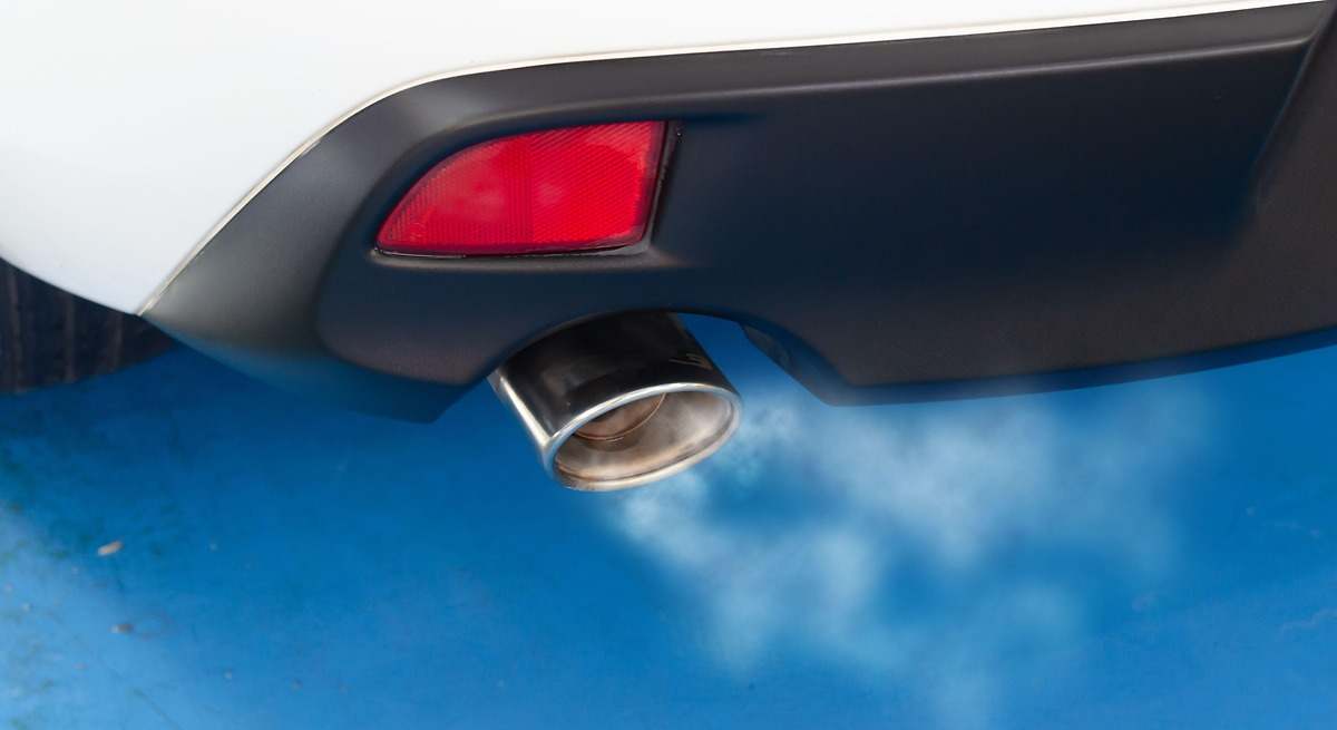 Humo blanco en el escape del coche: la señal que muchos ignoran y que puede acabar en una avería en el motor de miles de euros