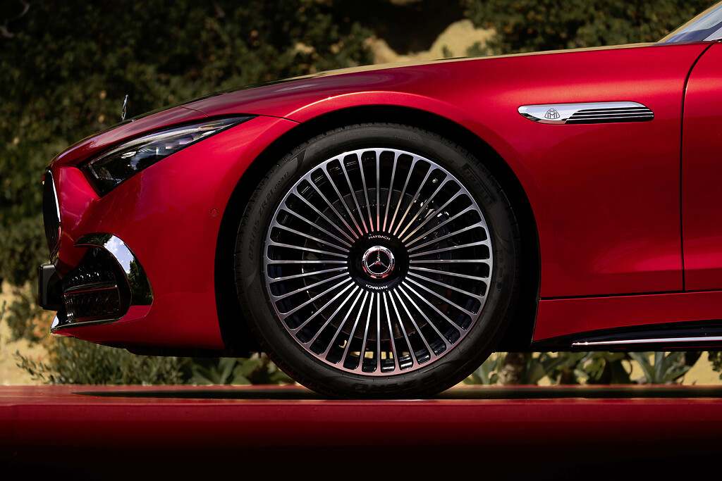 Mercedes Maybach SL 680 Monogram Series. El Mercedes Maybach SL monta llantas forjadas de 21 pulgadas en diseño de 5 orificios o multirradio.