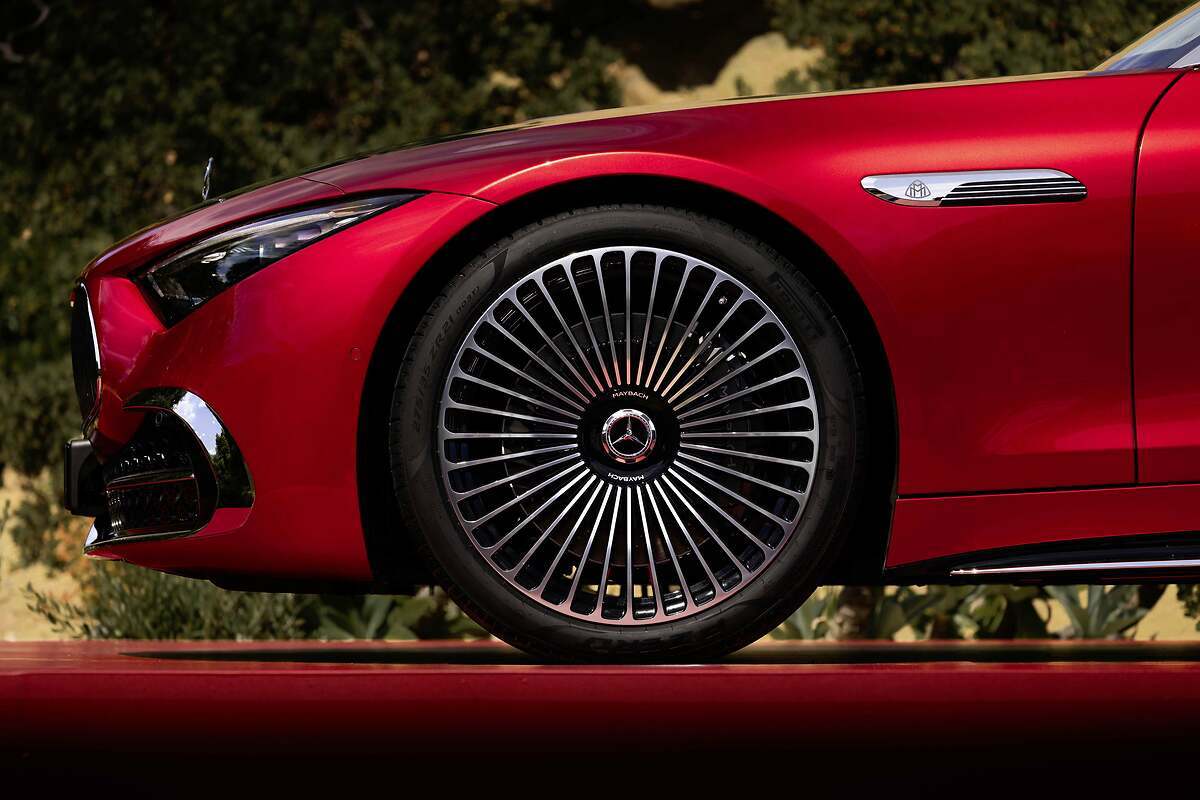 Mercedes Maybach SL 680 Monogram Series. El Mercedes Maybach SL monta llantas forjadas de 21 pulgadas en diseño de 5 orificios o multirradio.