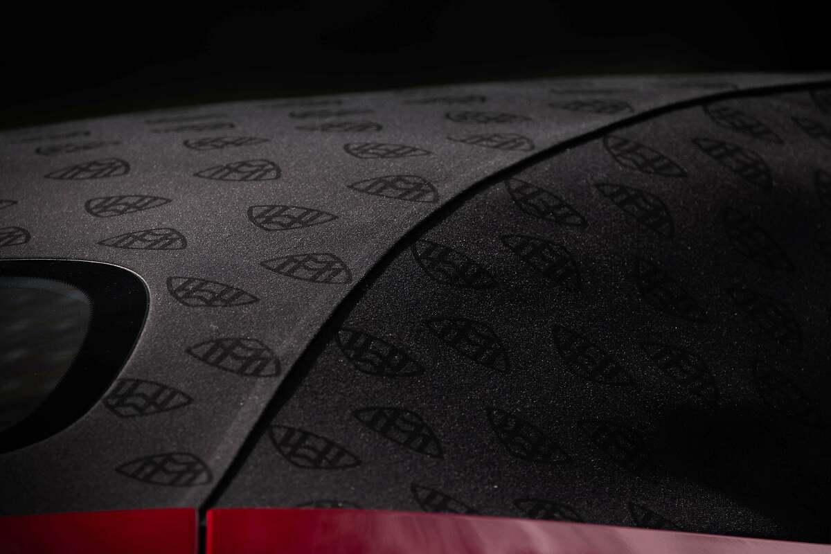 Mercedes Maybach SL 680 Monogram Series. La capota cuenta con un gran aislamiento acústico y está fabricada en tejido negro claro, con el logotipo de Maybach.