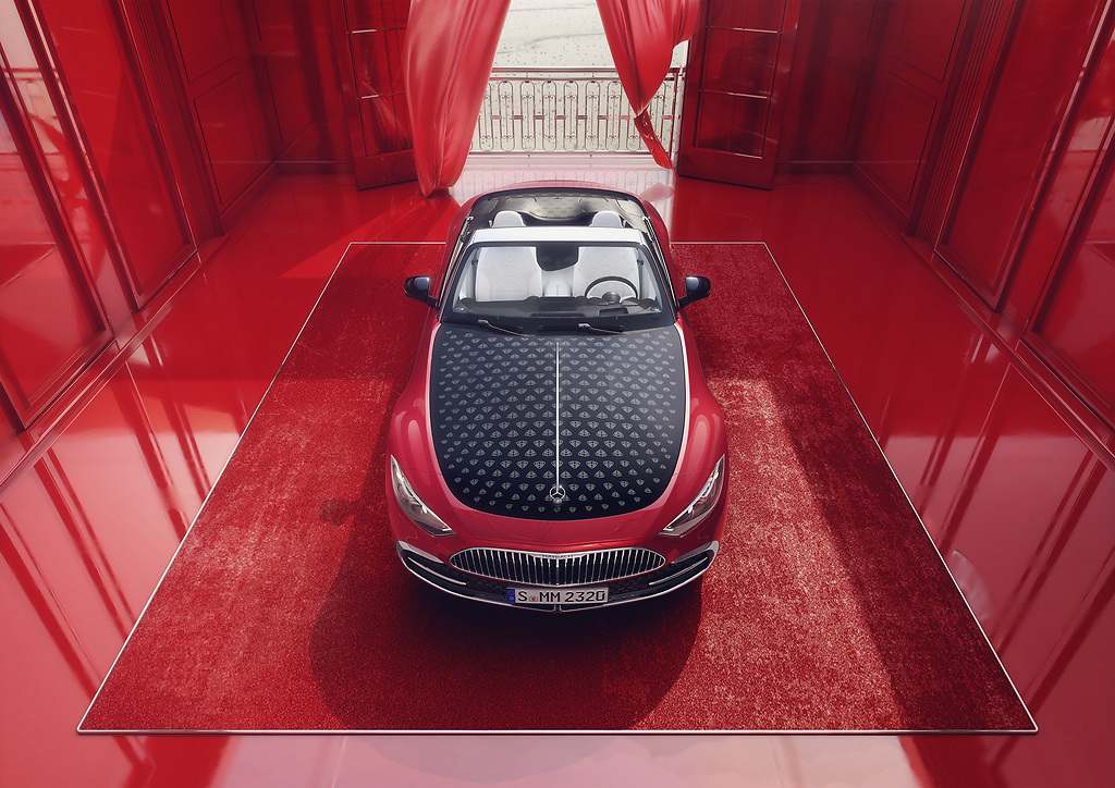 Mercedes Maybach SL 680 Monogram Series. El capó negro obsidiana está disponible bajo pedido con el patrón de Maybach integrado en gris grafito.