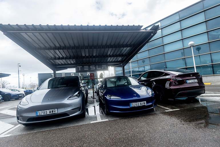 Varios coches Tesla en el concesionario de Pozuelo de Alarcón