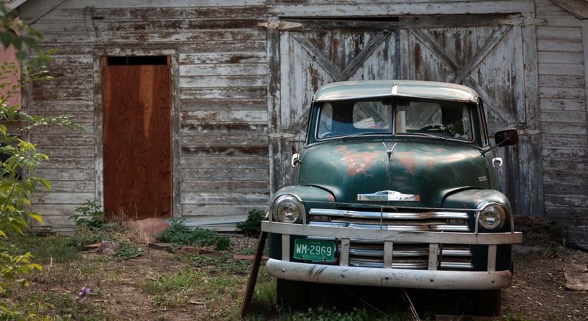 Descubren un coche histórico de 1949 completamente original tras décadas olvidado en un trastero: una joya que podría valer miles de euros