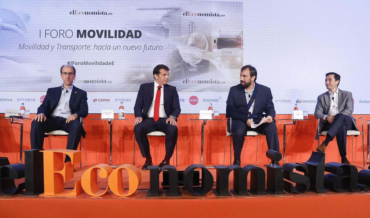 Mesa de debate Movilidad sostenible. Combustibles alternativos moderada por D. Rubén Esteller, subdirector de elEconomista.