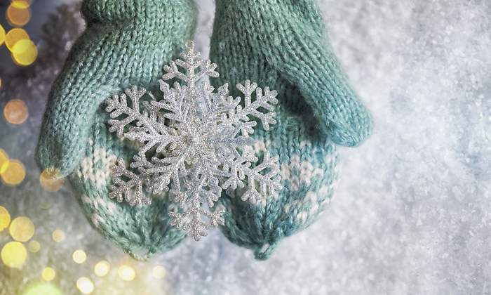 Una-persona-sujetando-un-adorno-con-forma-de-copo-de-nieve-iStock.jpg