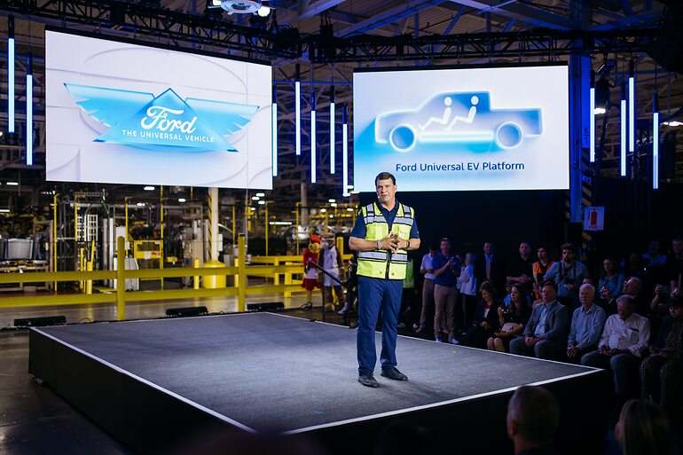 Jim Farley, CEO de Ford, presentando su Plataforma Universal de vehículo eléctrico
