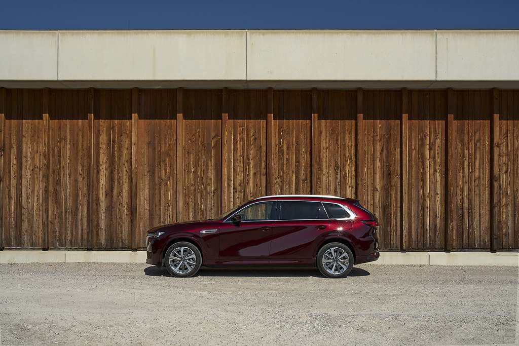 Mazda CX-80. Los niveles de equipamiento se llaman Exclusive-line, Homura y Takumi. y cada uno se diferencia por pequeños rasgos estéticos y por un interior muy personal.