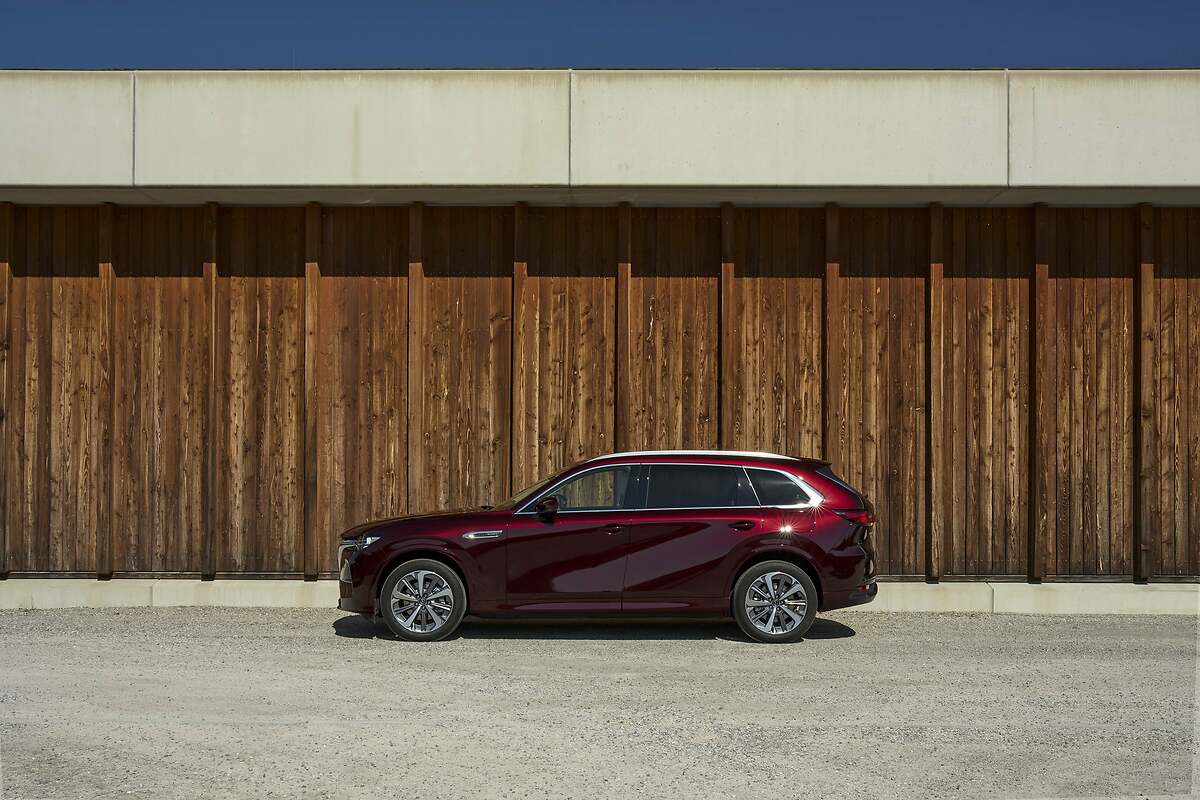 Mazda CX-80. Los niveles de equipamiento se llaman Exclusive-line, Homura y Takumi. y cada uno se diferencia por pequeños rasgos estéticos y por un interior muy personal.